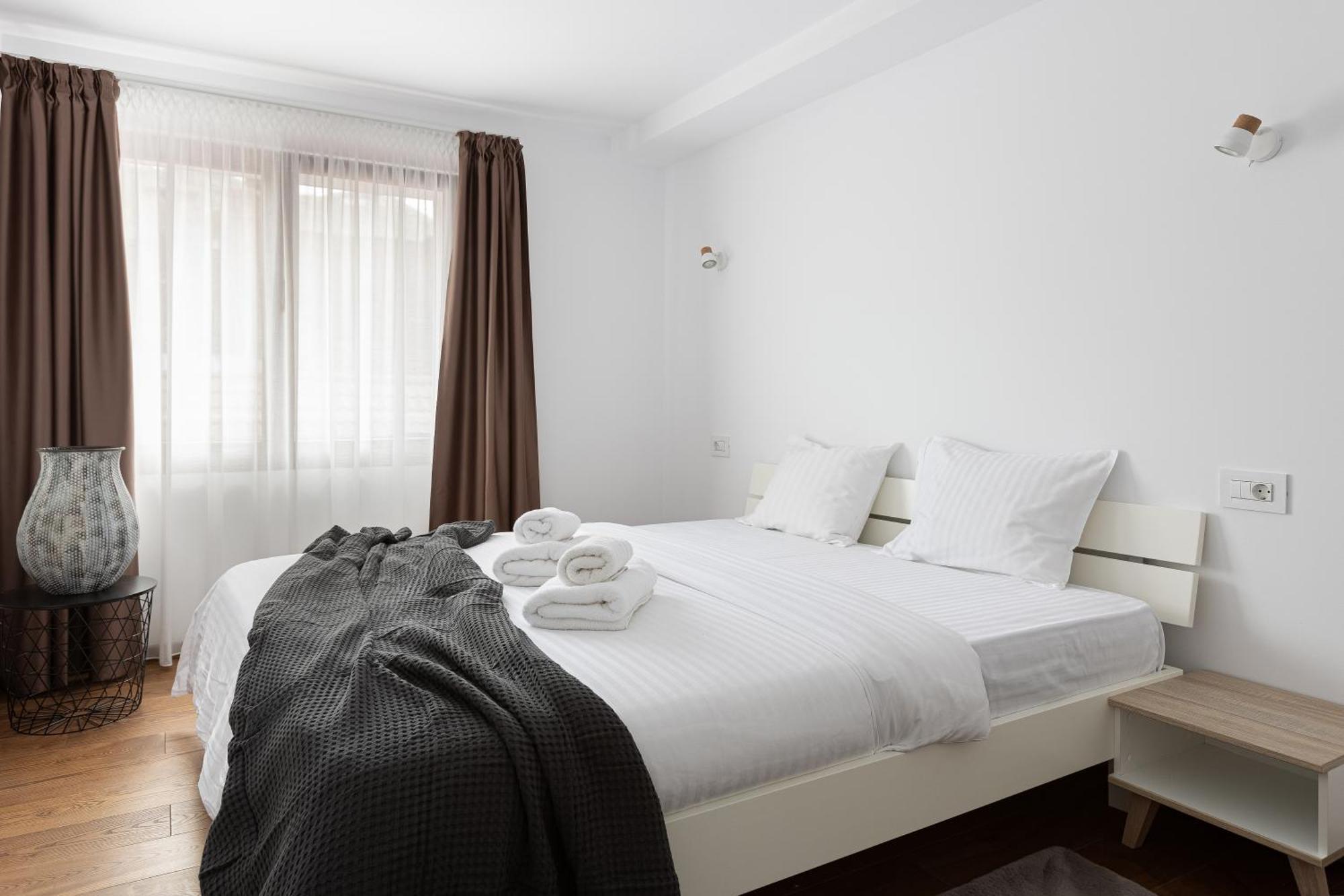 Peak Aparthotel - Old Town - By Cityhost ブラショフ エクステリア 写真