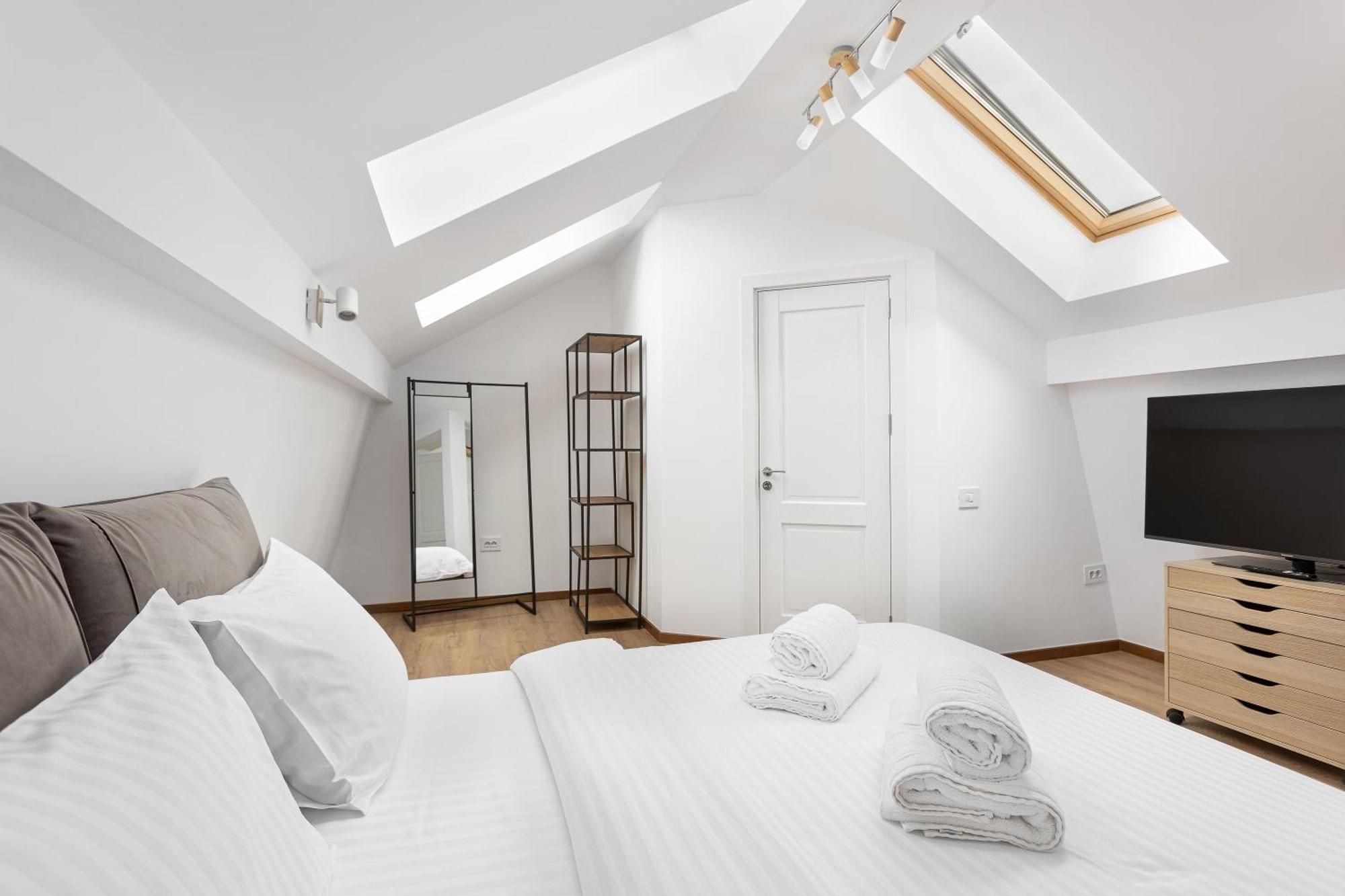 Peak Aparthotel - Old Town - By Cityhost ブラショフ エクステリア 写真